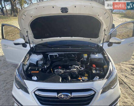 Белый Субару Легаси, объемом двигателя 2.5 л и пробегом 219 тыс. км за 12000 $, фото 3 на Automoto.ua