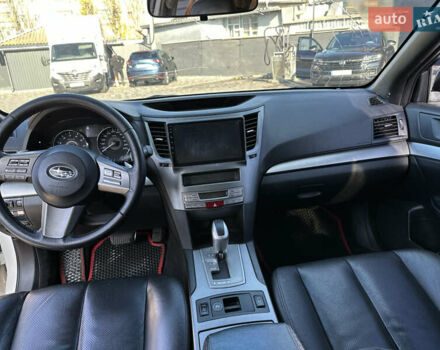 Белый Субару Легаси, объемом двигателя 2.46 л и пробегом 180 тыс. км за 10200 $, фото 5 на Automoto.ua