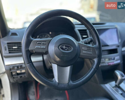 Белый Субару Легаси, объемом двигателя 2.46 л и пробегом 180 тыс. км за 10200 $, фото 7 на Automoto.ua