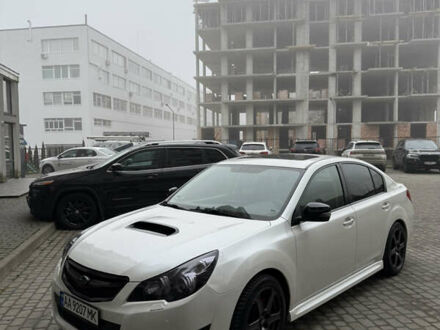 Белый Субару Легаси, объемом двигателя 2.46 л и пробегом 178 тыс. км за 10999 $, фото 1 на Automoto.ua