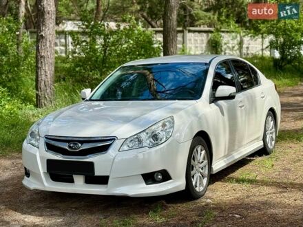 Білий Субару Легасі, об'ємом двигуна 2 л та пробігом 179 тис. км за 8999 $, фото 1 на Automoto.ua