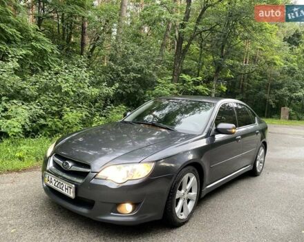 Сірий Субару Легасі, об'ємом двигуна 2 л та пробігом 232 тис. км за 5900 $, фото 1 на Automoto.ua