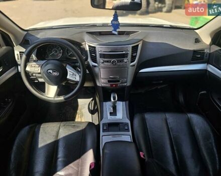 Білий Субару Аутбек, об'ємом двигуна 2.4 л та пробігом 265 тис. км за 8800 $, фото 7 на Automoto.ua