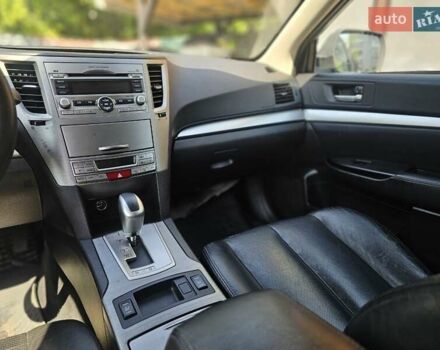 Білий Субару Аутбек, об'ємом двигуна 2.4 л та пробігом 265 тис. км за 8800 $, фото 14 на Automoto.ua