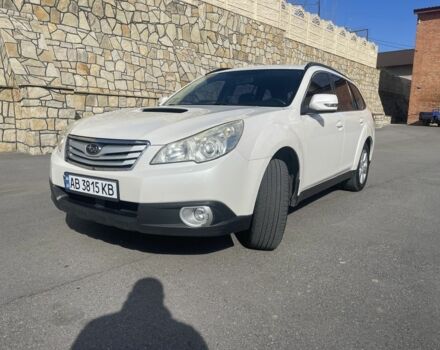 Белый Субару Аутбек, объемом двигателя 2 л и пробегом 255 тыс. км за 9000 $, фото 1 на Automoto.ua