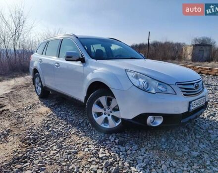 Белый Субару Аутбек, объемом двигателя 2.46 л и пробегом 250 тыс. км за 10000 $, фото 1 на Automoto.ua