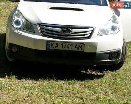 Білий Субару Аутбек, об'ємом двигуна 2 л та пробігом 250 тис. км за 8500 $, фото 2 на Automoto.ua