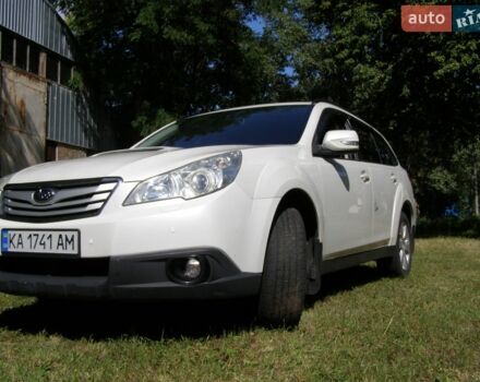 Білий Субару Аутбек, об'ємом двигуна 2 л та пробігом 250 тис. км за 8500 $, фото 4 на Automoto.ua