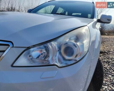 Белый Субару Аутбек, объемом двигателя 2.46 л и пробегом 250 тыс. км за 10000 $, фото 8 на Automoto.ua