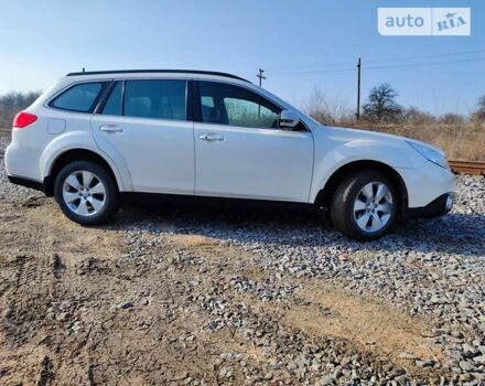 Белый Субару Аутбек, объемом двигателя 2.46 л и пробегом 250 тыс. км за 10000 $, фото 2 на Automoto.ua