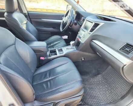 Белый Субару Аутбек, объемом двигателя 2.46 л и пробегом 250 тыс. км за 10000 $, фото 16 на Automoto.ua