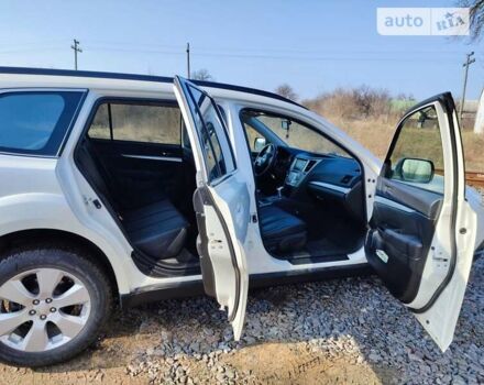 Белый Субару Аутбек, объемом двигателя 2.46 л и пробегом 250 тыс. км за 10000 $, фото 12 на Automoto.ua