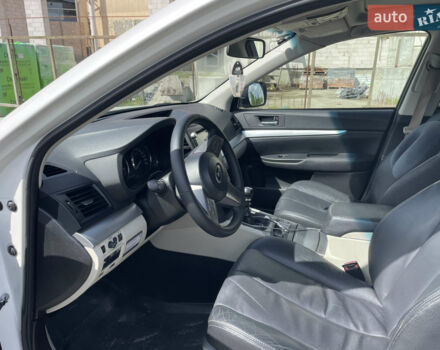 Білий Субару Аутбек, об'ємом двигуна 1.99 л та пробігом 268 тис. км за 9500 $, фото 2 на Automoto.ua