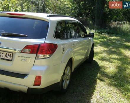 Білий Субару Аутбек, об'ємом двигуна 2 л та пробігом 250 тис. км за 8500 $, фото 6 на Automoto.ua