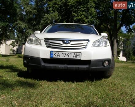 Білий Субару Аутбек, об'ємом двигуна 2 л та пробігом 250 тис. км за 8500 $, фото 5 на Automoto.ua