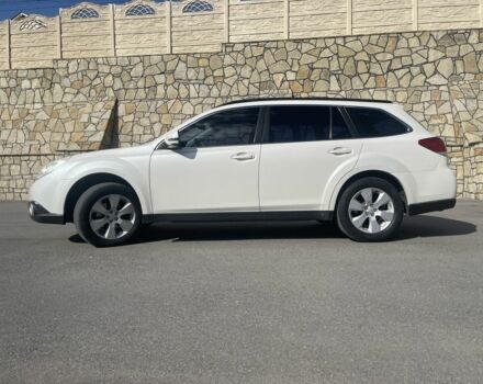 Белый Субару Аутбек, объемом двигателя 2 л и пробегом 255 тыс. км за 9000 $, фото 2 на Automoto.ua