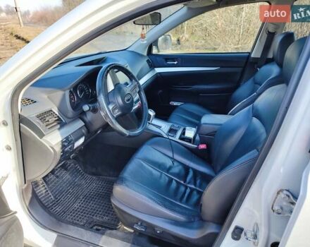 Белый Субару Аутбек, объемом двигателя 2.46 л и пробегом 250 тыс. км за 10000 $, фото 21 на Automoto.ua