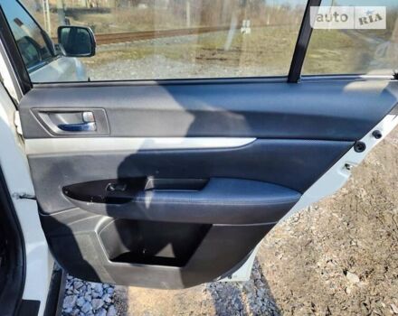 Белый Субару Аутбек, объемом двигателя 2.46 л и пробегом 250 тыс. км за 10000 $, фото 14 на Automoto.ua