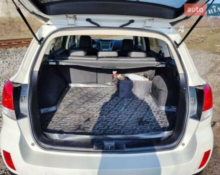 Белый Субару Аутбек, объемом двигателя 2.46 л и пробегом 250 тыс. км за 10000 $, фото 17 на Automoto.ua