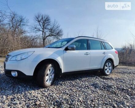 Белый Субару Аутбек, объемом двигателя 2.46 л и пробегом 250 тыс. км за 10000 $, фото 7 на Automoto.ua