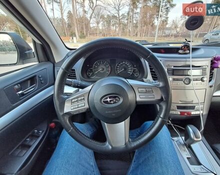 Белый Субару Аутбек, объемом двигателя 2.46 л и пробегом 257 тыс. км за 9900 $, фото 3 на Automoto.ua