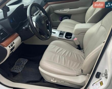 Белый Субару Аутбек, объемом двигателя 2.46 л и пробегом 223 тыс. км за 12000 $, фото 5 на Automoto.ua