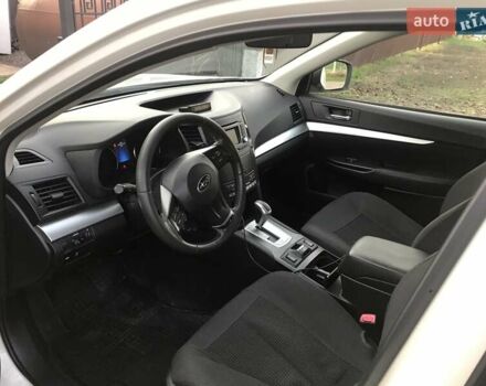 Белый Субару Аутбек, объемом двигателя 2.46 л и пробегом 189 тыс. км за 9100 $, фото 4 на Automoto.ua