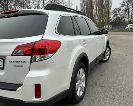 Белый Субару Аутбек, объемом двигателя 2.5 л и пробегом 205 тыс. км за 5999 $, фото 4 на Automoto.ua