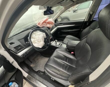 Белый Субару Аутбек, объемом двигателя 2.5 л и пробегом 175 тыс. км за 5000 $, фото 6 на Automoto.ua