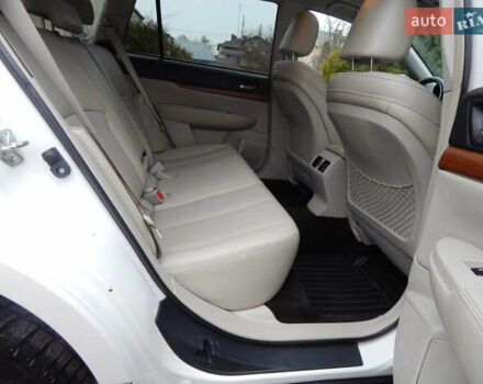 Белый Субару Аутбек, объемом двигателя 2.46 л и пробегом 240 тыс. км за 10890 $, фото 91 на Automoto.ua