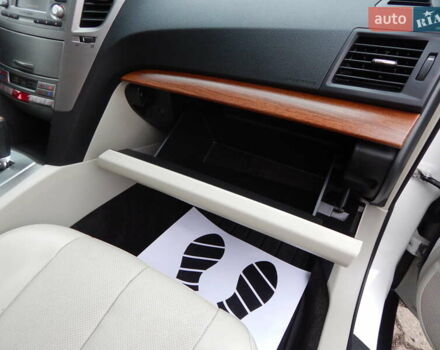 Белый Субару Аутбек, объемом двигателя 2.46 л и пробегом 240 тыс. км за 10890 $, фото 83 на Automoto.ua