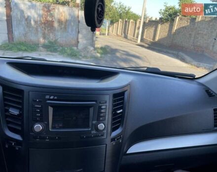 Белый Субару Аутбек, объемом двигателя 2 л и пробегом 305 тыс. км за 10500 $, фото 2 на Automoto.ua