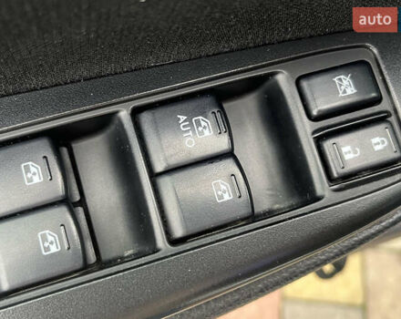 Белый Субару Аутбек, объемом двигателя 2.5 л и пробегом 218 тыс. км за 11000 $, фото 6 на Automoto.ua