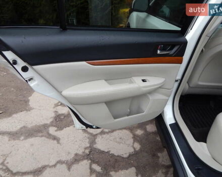 Белый Субару Аутбек, объемом двигателя 2.46 л и пробегом 240 тыс. км за 10890 $, фото 73 на Automoto.ua