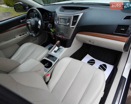 Белый Субару Аутбек, объемом двигателя 2.46 л и пробегом 240 тыс. км за 10890 $, фото 79 на Automoto.ua