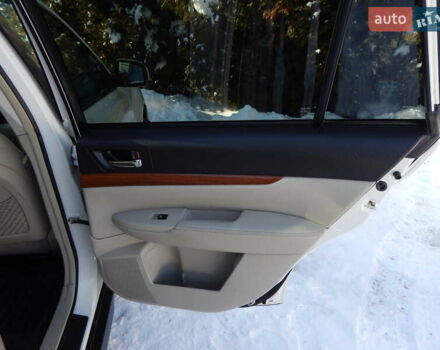 Белый Субару Аутбек, объемом двигателя 2.5 л и пробегом 240 тыс. км за 9990 $, фото 75 на Automoto.ua