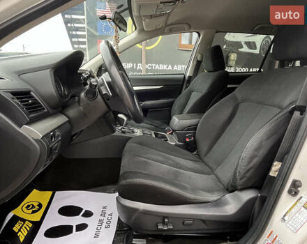 Белый Субару Аутбек, объемом двигателя 2.5 л и пробегом 218 тыс. км за 11000 $, фото 8 на Automoto.ua