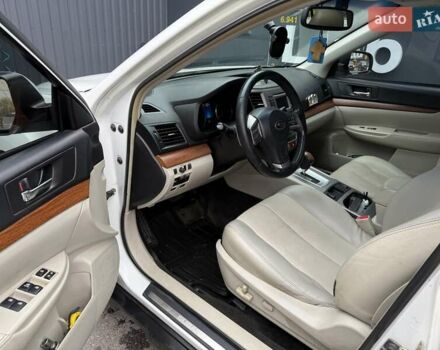 Білий Субару Аутбек, об'ємом двигуна 2.46 л та пробігом 220 тис. км за 12499 $, фото 10 на Automoto.ua