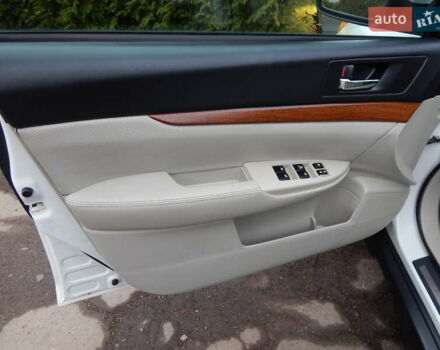 Белый Субару Аутбек, объемом двигателя 2.46 л и пробегом 240 тыс. км за 10890 $, фото 65 на Automoto.ua