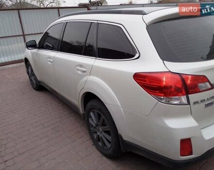 Белый Субару Аутбек, объемом двигателя 2 л и пробегом 243 тыс. км за 9999 $, фото 5 на Automoto.ua