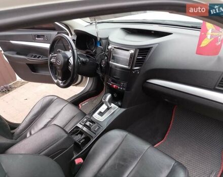 Белый Субару Аутбек, объемом двигателя 2 л и пробегом 243 тыс. км за 10500 $, фото 16 на Automoto.ua