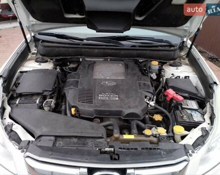 Белый Субару Аутбек, объемом двигателя 2 л и пробегом 243 тыс. км за 9999 $, фото 26 на Automoto.ua