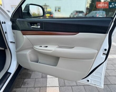 Білий Субару Аутбек, об'ємом двигуна 2.46 л та пробігом 257 тис. км за 9500 $, фото 17 на Automoto.ua