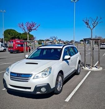 Белый Субару Аутбек, объемом двигателя 2 л и пробегом 147 тыс. км за 13000 $, фото 2 на Automoto.ua