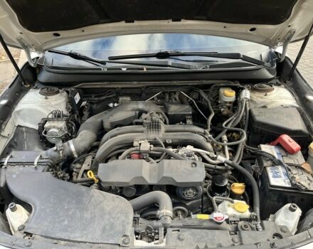 Білий Субару Аутбек, об'ємом двигуна 2.5 л та пробігом 190 тис. км за 13000 $, фото 5 на Automoto.ua