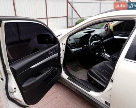 Белый Субару Аутбек, объемом двигателя 2 л и пробегом 243 тыс. км за 9999 $, фото 10 на Automoto.ua