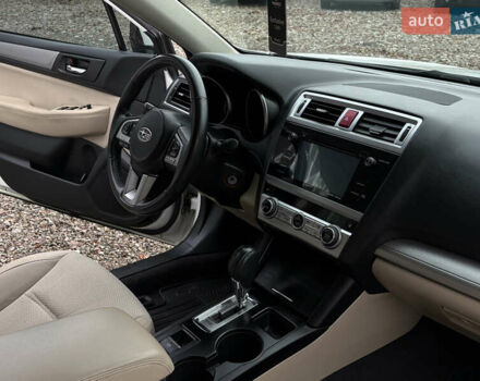 Белый Субару Аутбек, объемом двигателя 2.5 л и пробегом 198 тыс. км за 13700 $, фото 16 на Automoto.ua