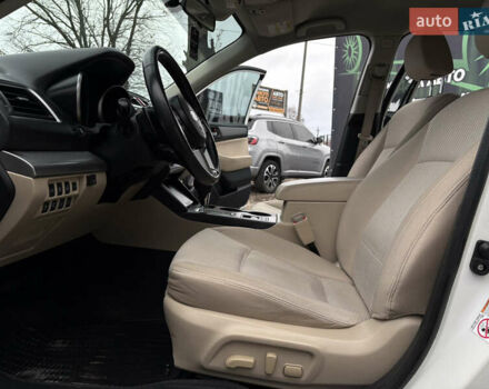 Белый Субару Аутбек, объемом двигателя 2.5 л и пробегом 198 тыс. км за 13700 $, фото 5 на Automoto.ua