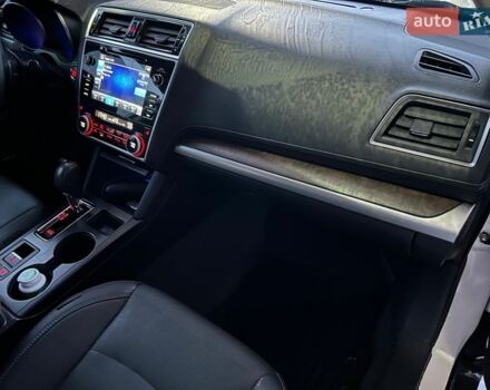 Білий Субару Аутбек, об'ємом двигуна 2.46 л та пробігом 176 тис. км за 15500 $, фото 8 на Automoto.ua