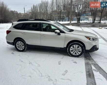 Белый Субару Аутбек, объемом двигателя 2.5 л и пробегом 177 тыс. км за 16500 $, фото 3 на Automoto.ua